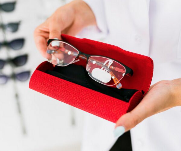 como-cuidar-tus-gafas-malaga-399477-qf0zsuwgyezpb0kw0gi9rx79hpcvdw1oxs93ddk8lk